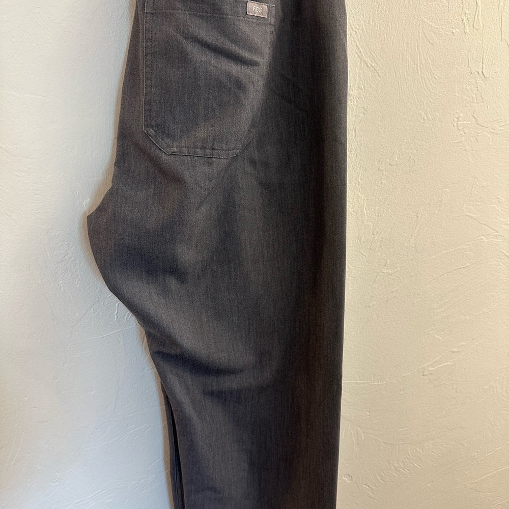 Figs women’s graphite set. Livingston basic pant with 1 pocket Catalina top